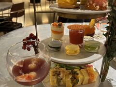 ネモハモコラボアフタヌーンティー2ドリンク付き（3,980円）
300枚限定でフェイスパック、割引券付き
＊NEMOHAMOは京都のオーガニックコスメブランドです。
＊GOOD NATURE STATION 5周年記念特別企画で現在は終了しています。

カラフルな３段トレイが出てきました！お皿の上がやたらオレンジなのは、ネモハモのオレンジ色のパッケージをイメージしたメニューだからだそうです。

＜ウェルカムドリンク＞
・ラズベリーカシスソーダ
