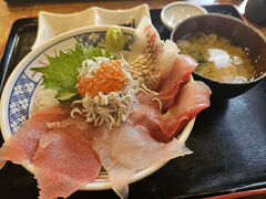 どんぶりから溢れるお魚たち。
あぁ、旅行っていいな。。おいしいものたくさん食べられるしな。。