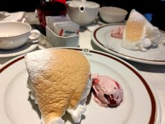 取り分けまで美しく、
なに、ふわふわ！
キャー、この食感なに？
と、最初は歓喜に満ちていました

日本だと、ココットに入ってスフレで食べたようなものに似ている
行きはよいよい帰りは恐い

以下、個人的感想になります。
特にディスっているわけではないですが、
若干悪口っぽいので、怖い人はスキップしてください

時間が経つにつれ、口に運ぶ回数が減り、
おしゃべりの口数も減り、
私はトイレに立つほど、
なんていうか、量が多くて飽きちゃうんでしょうね
違った食感があれば、例えば、焼いたメレンゲが底にあるとか、
味変のチョコレートがあるとか、
でも、すごいよね、こんなに時間が経過しても、潰れないなんてー！と、
Rさんはポジティブに讃えていて、
悪人の私は自己嫌悪にちょっと陥ったりして、
そうだね、そうだよね！と同感したりして

モンサンミッシェルのバカ高いオムレツとおんなじ食感だ！と判明して、
なんだかんだ楽しく食べ終えたかな
山を克服する！とか言いながら
ありがとう、Rさん、つき合ってくれて
Rさんのお人柄が眩しすぎる私です

揺れ動く感情の中、
どこまでも悪徳な私、最後は紅茶で流し込んでしまった
列車の中で食べたポテチ、残しておけばよかったと、後悔