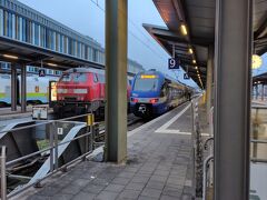 7:56ミュンヘン中央駅発の列車でザルツブルクに向かいます
ホームは左端、意外に遠い
列車は空いていました