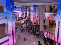 バトゥ洞窟で体力を使い果たしたが、我々にはまだ、ゲンティンハイランドで一攫千金を狙う！という野望がある。

ゲンティンハイランドは、クアラルンプール近郊の標高約1,000mの山上に位置する複合リゾート施設だ。煌びやかに輝く建物は、まさにカジノといった雰囲気。
しかし、そんな華やかな空間で、友人の一人が財布を紛失。

ゲンティンハイランドの広大な敷地を、藁にもすがる思いで駆け回った。カジノエリア、レストラン街、トイレ、ショップ、考えられる場所は全て探し尽くした。しかし、無情にも時間だけが過ぎていき、財布は見つからない。

財布は見つからないまま、我々はカジノフロアへと足を踏み入れた。友人は、ゲームを始める前から、既に全額負けが確定していた。