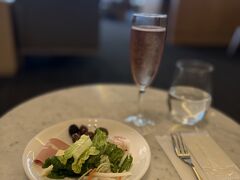 ANAラウンジより好きなユナイテッドラウンジ
年内最後の仕事をロゼスパを飲みながら片付ける不謹慎な私