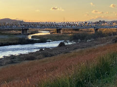 ♪広い空と遠くの山々～、夕陽がきれいな町～♪、頭の中であの曲が流れます。森高さんもここでこんな夕陽を見たのだろうか。