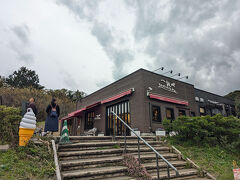 午後半の家族を拾って、伊豆に行く前に小田原でちょこっと寄り道。前々から興味があった「一夜城ヨロイヅカファーム」に行ってみました。いずれココでランチがしたいのですよ（*´▽｀*）下見じゃ下見！

結構な坂をぐんぐんのぼっていく………本当にここですかー！？と思いながら車を走らせました。そして、ハイ、「一夜城ヨロイヅカファーム」に到着。

「石垣山一夜城歴史公園」に隣接してお店があります。
一夜城は、豊臣秀吉の小田原城合戦の城跡で、まるで一夜にして築城されたかのように見せて驚かせたとする話から名が付いたそうです。

◇一夜城ヨロイヅカファーム
http://www.grand-patissier.info/ToshiYoroizuka/ichiyajo.html