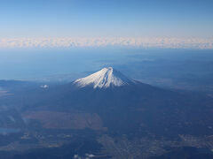 富士山を見るためにシートはA列を予約したところ、見事に左側に富士山を見ることができた。
