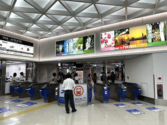 福岡県福岡市博多区『福岡空港』B2F

地下鉄空港線「福岡空港」駅の改札口の写真。

今回お世話になるホテル『グランド ハイアット 福岡』までは
タクシーではなく地下鉄で移動します。

SuicaやPASMOなどのICカードも使用可能です。

ここまでのブログはこちら↓

<ANAプレミアムクラスで行く福岡 ① 羽田空港第2ターミナル（国内線）
羽田空港限定土産の最新スイーツ★ANAの航空会社ラウンジ
『ANAラウンジ（本館北）』＆『ANAラウンジ（本館南）』の
お酒の種類が増えた♪クレジットカード会社ラウンジ
『パワーラウンジセントラル』『パワーラウンジノース』
『エアポートラウンジ（南）』の新フードメニュー>

https://4travel.jp/travelogue/11941869

<ANAプレミアムクラスで行く福岡 ② 新型ANAプレミアムクラス搭乗記
機内食&アルコール♪羽田空港－福岡空港間の全日空NH245便★
福岡空港限定土産★カード会社『ラウンジTIME/ノース』>

https://4travel.jp/travelogue/11948481