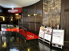福岡・博多『Grand Hyatt Fukuoka』1F【Wolfgang's Steakhouse】

『グランド ハイアット 福岡』の1階にあるニューヨーク生まれの
高級ステーキハウス【ウルフギャング・ステーキハウス】福岡店の
エントランスの写真。

実際は『キャナルシティ博多』の「グランドビル」1階
ということになるのかな？

わ、気になるメニューを発見！！