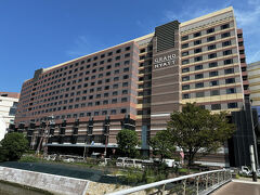 福岡県福岡市博多区『Grand Hyatt Fukuoka』

1996年4月26日に開業したハイアット系列のホテル
『グランド ハイアット 福岡』の外観の写真。

あえてメインエントランスのある側からホテル全体を撮影しました。