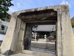 細い石畳の小径を進んで
古寺を巡ります
最初は持光寺山門
面白い門ですね