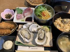 線路を渡って商店街へ
ランチにしよう～
牡蠣が食べたかったので
古い問屋さんをリノベーションしたお店へ

ちょうどランチタイム
地元の方で賑わっていて
ちょっと待って入店

牡蠣づくしの牡蠣御前を頂きました