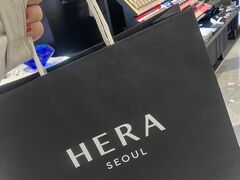 ロッテの免税店でANAステータスカードを見せると10kウォンのクーポンがもらえるので、パックでも買おうかと言ってみると、パックなんて安いものは売っていなかった。しかも海外ブランドばかりで国産はほとんどない。でもHeraでリップグロスなら一個25ドルであったので、それを買おうかと（20ドルからクーポンが使える）見ていると、2個だと20％引きですよ、とそそのかされ、2個お買い上げ。ノルウェーの女子二人にあげるのにちょうどいいからいいか。私は無事買え、手渡しだったのだけど、免税品は基本空港で出国後渡しなので、出発３時間前を切っていてMarielさんは買えなかったとか。国産品だから手渡しだったのかな。