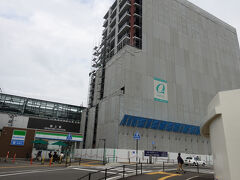 　浦上駅では高架化以前の旧駅舎が取り壊され、「ＲＪＲ」のマンションが建設中でした。ＪＲ九州の賃貸マンションで、僕も南福岡で２年、お世話になったブランドです。
　ＪＲと路面電車のダブルアクセス。車を持たないなら、この上ない立地と思います。
