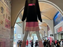 名古屋に到着。
大阪から来た友人と落ち合って、なぜかまずナナちゃんに会いに。
前回来たとき来るのを忘れて後悔したので一番に（笑）
足長ーい。
