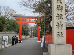 下鴨神社の正式名称は賀茂御祖神社。本殿には糺の森を通って。