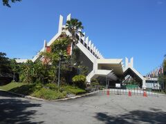 10:30、サバ州立博物館に行くことにして、初グラブに挑戦。
しかし、アプリの操作方法がわからず、予約まで進みません。ホテルのドアマンがやり方を教えてくれました。大助かりでした。
10:45、予約したグラブの車が来ました。博物館まで7リンギット。
11:00、博物館着。メインの建物は休館中ですが、ヘリテージ・ヴィレッジを見ることができました。