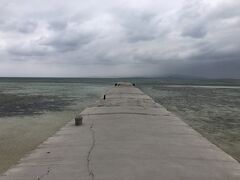 雨は止みましたが、厚い雲で暗い西桟橋からの風景です。晴れていればスカイブルーの海が広がる絶景なのに。