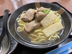 15時乗船まで時間があり、遅い昼食はターミナル内でソーキそばを頂きます。