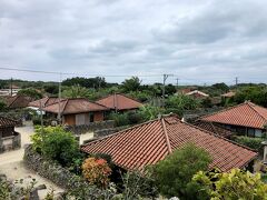 なごみの塔が立つ丘から集落を眺めます。竹富島に住む人々の文化意識による規制が景観を維持しているのかと思います。
