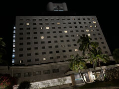 早朝から行列のできる豆腐専門店『とうふの比嘉』。
6時半開店だが2時起きで豆腐を作り始めるという。
ホテルから歩くと30分ほどだが、たまたま、朝一番のバスをつかまえると2駅バスに乗って残りを歩けば20分で到着できそうだ。そこでバスに間に合うよう6時過ぎにホテルを出る。
日の出が7:13だから6時と言えばまだ真っ暗だ。アートホテル石垣島でバスを降りて農道を歩く。