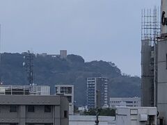 おはよう御座います。

ホテルの朝食会場から見える松山総合公園展望塔、今日午前中はあの丘の麓のお寺にお墓参りです。