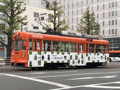 お～コレは松山銘菓の「一六タルト」との企業コラボ路面電車ですね？　吊り革が一六タルトになってます。乗りたかったな～