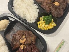 ここでステーキと焼き鳥など買ってお部屋で夕食です。