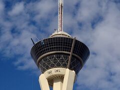 SAHARA前で降りて、歩いてる途中でパシャリ。
ストラットの展望台に、今回の滞在中に一度は行くつもりなんです。
(Bクンの連れが初ベガスなので…)