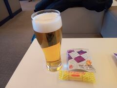 羽田空港まではリムジンバスを利用の予定が、まさかの予約でいっぱいで乗れず、電車移動で向かいます。空港内にあるお目的のお店開店まで９０分もあり暇つぶしでウォーキングしたらこれが失敗。戻ってきた時にはすでに行列、待ってたら飛行機いっちゃうので断念・・・。しょうがないので、ANAラウンジでビールとおかき・バームロールをいただきます。