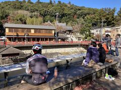 足湯もあります
タイツをはいてきた娘と私
もう、バカバカ
教訓　温泉地ではタイツを履いてはいけない