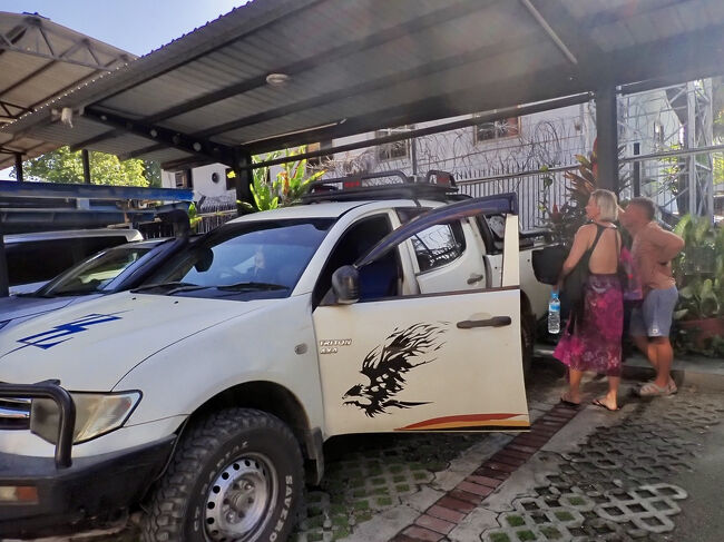 彼らのピックアップトラックが来て、<br />(掲載許可済み)