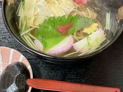 お昼は永観堂門の目の前の哲学そば山源で　ゆばうどん
昔ながらのお店の雰囲気です。20分程並びました。
優しいお味。ゆばも沢山入っていて京都のお蕎麦って感じで美味しかったです。