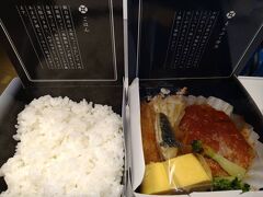 午前勤務を終えて新大阪へ。
お昼は象印食堂のお弁当に。

温かいご飯をリクエストするの忘れて、普通のご飯だった…
これはこれで美味しいが…