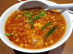 ずらし旅クーポンでご飯代を浮かしたい一心で並ぶ。
30分くらいで案内された。

クーポンで食べられるのはラーメン＋一品＋ドリンク

まずは味仙の台湾ラーメン。
なかなかピリピリで白飯欲しいかも。
