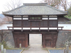 遺構はこの「三の門」とＪＲ線の向こうにある「大手門」のみで、本丸跡は「懐古神社」になっています。