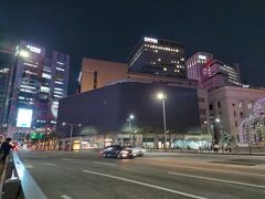 ソウル明洞の冬の風物詩とも言える【新世界百貨店 本店】のクリスマスイルミネーション・・これが見たくてソウルに来ているnomo・・
建物の壁面が巨大なスクリーンとなります・・
開催期間は2024年11月1日から2025年1月31日まで