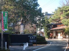 その奥に東府やさんがあります