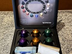 ネスプレッソカプセルの写真。

3種類×2つずつあります。

＜ネスプレッソカプセル（3種類）＞
〇 CAPRICCIO（カプリチオ）
〇 ISPIRAZIONE GENOVA LIVANTO
　（イスピラツィオーネ・ジェノヴァ・リヴァント）
〇 ISPIRAZIONE FIRENZE ARPEGGIO
　（イスピラツィオーネ・フィレンツェ・アルペジオ）