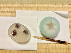 【七月・文月（ふみづき，ふつき）】
　「文」は詩歌や書物のことではなく、稲の穂が実る月（穂含月：ほふみづき）とする説もある。

■玉清水
　　岩清水に映える美しい玉
　　　葛製　小倉入り

■朝涼し
　　夏の朝　涼やかな朝顔
　　　外郎（ういろう）製　白あん

2024年7月6日は小暑。