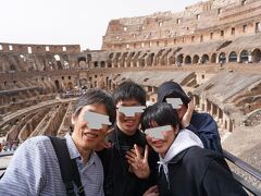 コロッセオに入場して、内部を散策。こんな巨大な立派な建物を約2000年も前に作ったとは。