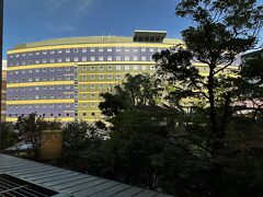 福岡・博多『グランド ハイアット 福岡』6F

「グランドスイートキング」のお部屋からの眺望（左側）の写真。

『キャナルシティ・福岡ワシントンホテル』が見えます。

『キャナルシティ・福岡ワシントンホテル』側のお部屋だと
視線を気にされる方もおられるかもしれませんが、私たちのお部屋は
5階のホテルの庭園の木々で遮られていたこともあり、
特に気になりませんでした。