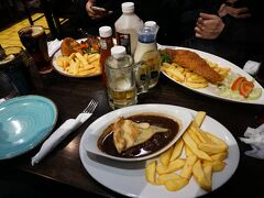 夕食は、大英博物館のそばの「マンチキンズ レストラン」で、イギリス名物の「フィッシュアンドチップス」などを味わいました。