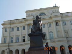 　ワルシャワの街歩きの続き。コペルニクス像とポーランド科学アカデミーのあるスタシス宮殿