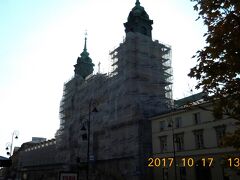 　聖十字架教会
　ショパンの心臓が埋められていると云うので見ていきます。