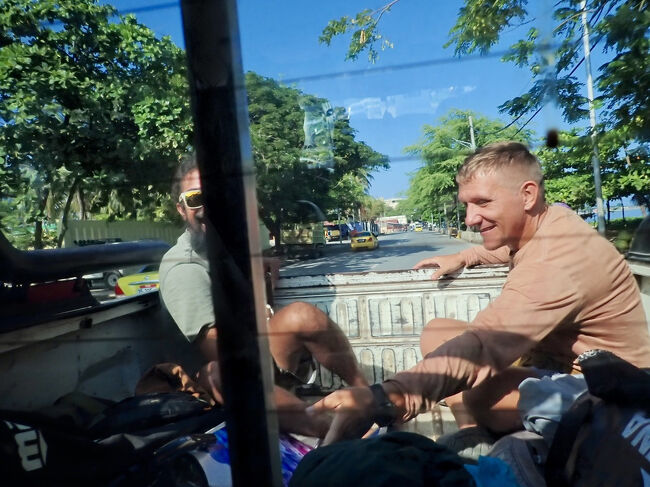 荷物を乗せたら、他のフリーダイバー達を迎えに行きます。<br />(掲載許可済み)