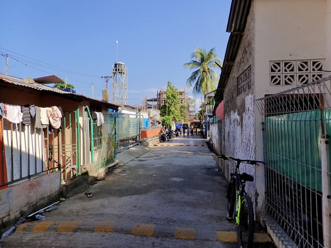 小さな路地の家に行き、