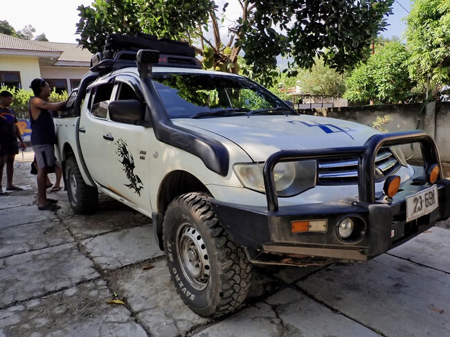 ゴツく改造された三菱のトラックに乗って、<br />(掲載許可済み)