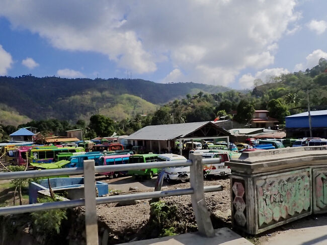 ディリの西に車を走らせます。