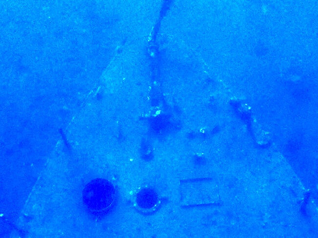 2,3年前に沈められた船は、<br />未だ殆どサンゴが付いていません。