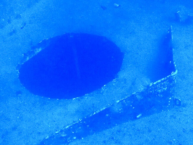 取り外された砲塔の穴が綺麗に見えます。