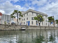 こうぎんカラコロ美術館☆彡
元々は、大正15年に建てられた山陰合同銀行旧北支店の建物です。。
当時の形を残したまま2012年にカラコロ美術館として開館したみたいですね！！